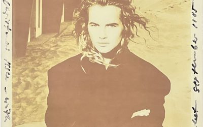 Isabelle Pasco, blazer noir sur la plage, 1985