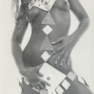 Modèle nu « vêtu », pour Paco Rabanne, circa 1969