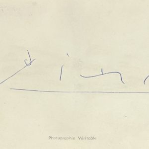 contemplant ses céramiques, Vallauris, 1947