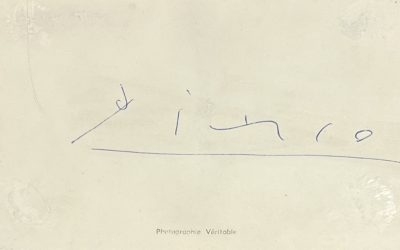 contemplant ses céramiques, Vallauris, 1947