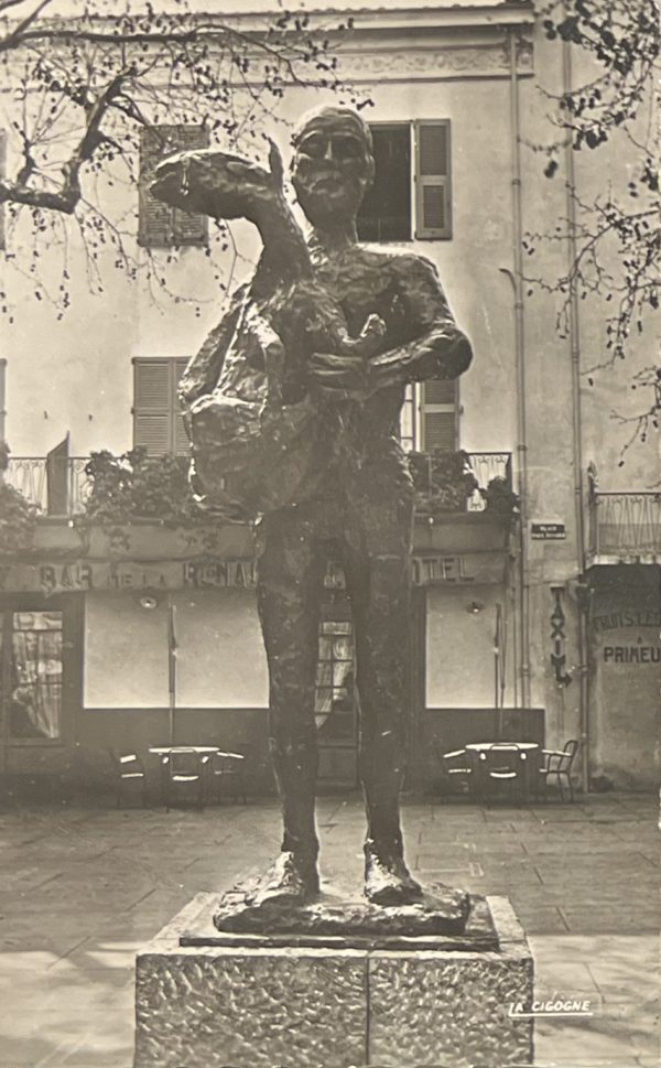 contemplant ses céramiques, Vallauris, 1947 – Image 2