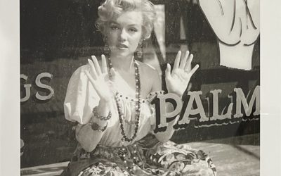 Marilyn Monroe is ready to read your palm,1956.
