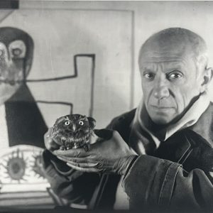 Pablo Picasso à la chouette, France, Antibes, 1946.