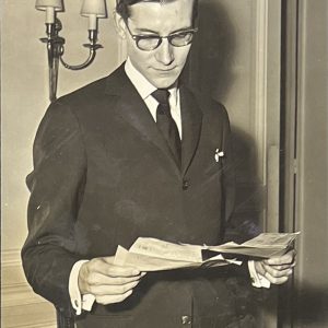 Yves Saint Laurent lors de son premier défilé chez Dior à 22ans, 1968