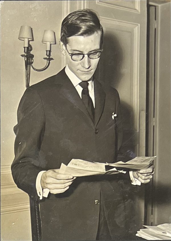 Yves Saint Laurent lors de son premier défilé chez Dior à 22ans, 1968