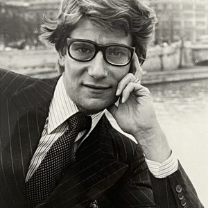 Yves Saint-Laurent accoudé sur un pont parisien, circa 1980