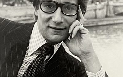 Yves Saint-Laurent accoudé sur un pont parisien, circa 1980