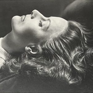 Greta Garbo se prélassant dans sa chambre au Plaza Hotel