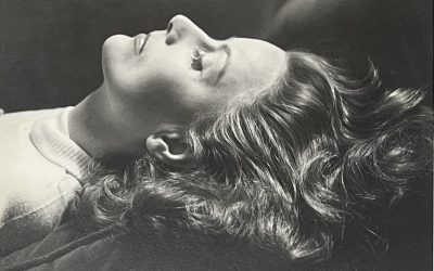 Greta Garbo se prélassant dans sa chambre au Plaza Hotel