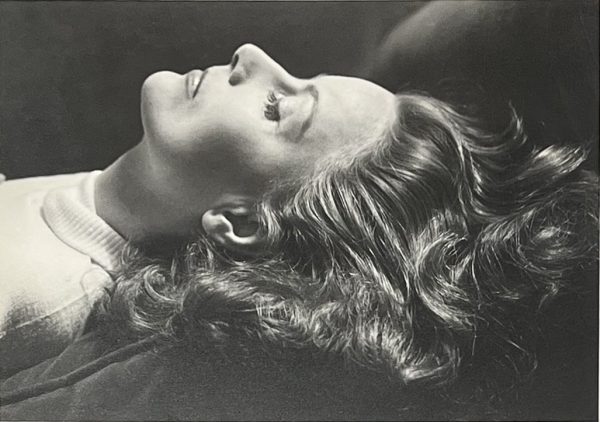 Greta Garbo se prélassant dans sa chambre au Plaza Hotel