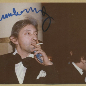 Serge Gainsbourg en smoking lors de la deuxième cérémonie des César, 1977