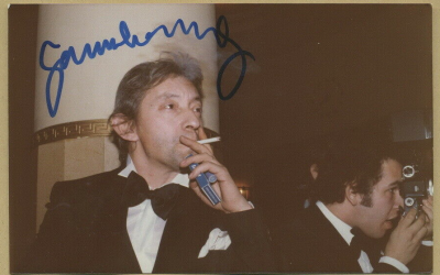 Serge Gainsbourg en smoking lors de la deuxième cérémonie des César, 1977