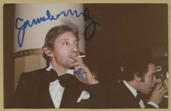 Serge Gainsbourg en smoking lors de la deuxième cérémonie des César, 1977