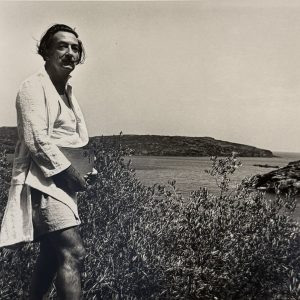 Salvador Dali par Robert Descharnes dans son jardin à Port Lligades