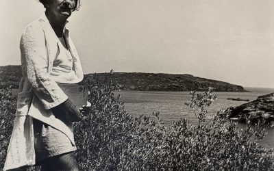 Dali dans le jardin de sa maison à Port Lligades, circa 1965