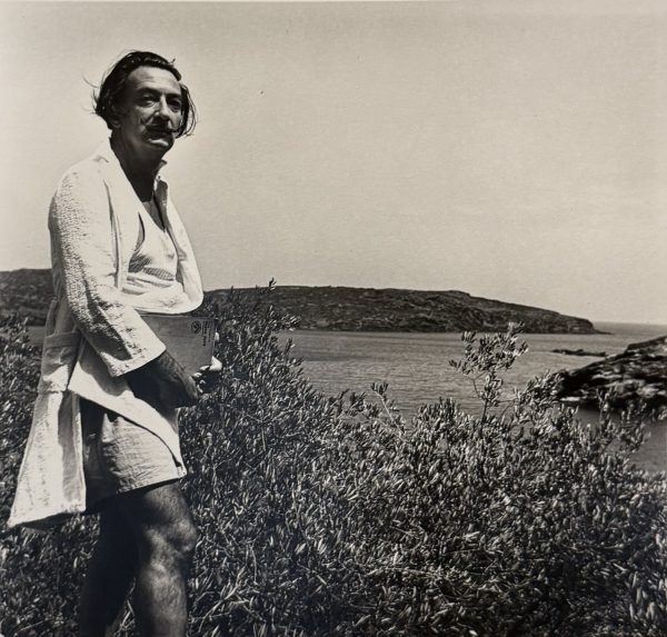 Salvador Dali par Robert Descharnes dans son jardin à Port Lligades